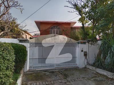 ایف ۔ 6/3 ایف ۔ 6 اسلام آباد میں 2 کمروں کا 1 کنال بالائی پورشن 2.2 لاکھ میں کرایہ پر دستیاب ہے۔