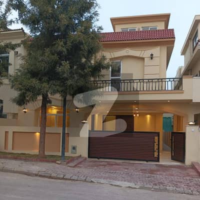 بحریہ انکلیو - سیکٹر سی 1 بحریہ انکلیو,بحریہ ٹاؤن,اسلام آباد میں 5 کمروں کا 10 مرلہ مکان 5.1 کروڑ میں برائے فروخت۔