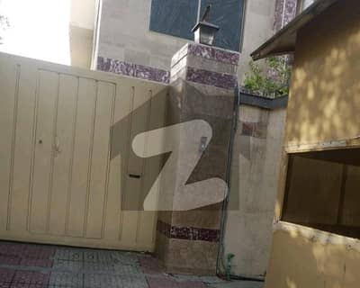 ایف ۔ 7 اسلام آباد میں 4 کمروں کا 1 کنال بالائی پورشن 4.0 لاکھ میں کرایہ پر دستیاب ہے۔