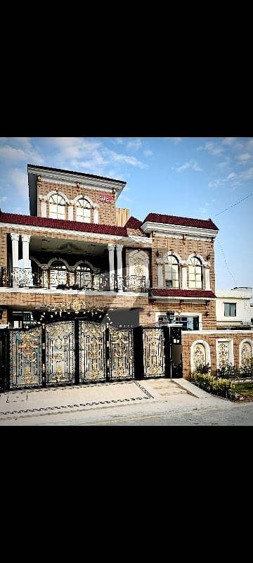 پارک ویو سٹی لاہور میں 6 کمروں کا 10 مرلہ مکان 1.2 لاکھ میں کرایہ پر دستیاب ہے۔