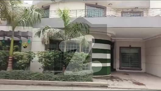 گلبرگ لاہور میں 4 کمروں کا 12 مرلہ مکان 7.25 کروڑ میں برائے فروخت۔
